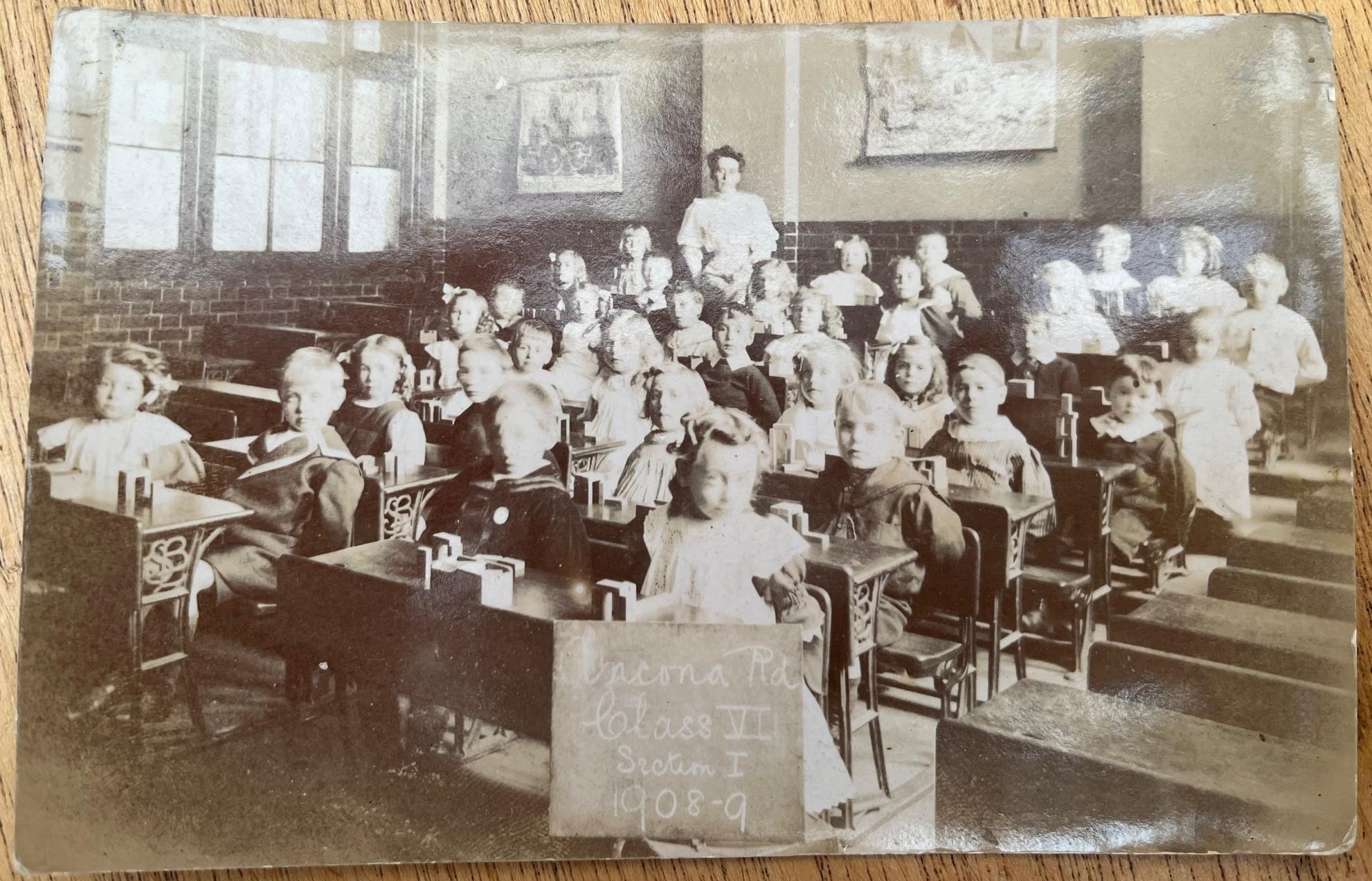 1908-9 We believe that Robert Edward Dunnett was one of the children in this class photo.